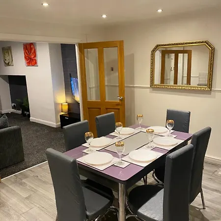 Cosy 3 Bedroom House, Sleeps 7 People In Birmingham Exterior photo