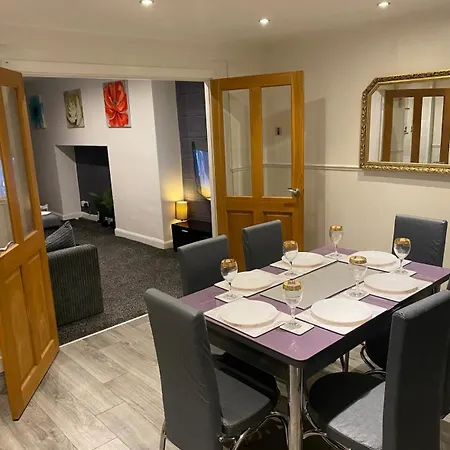Cosy 3 Bedroom House, Sleeps 7 People In Birmingham Exterior photo