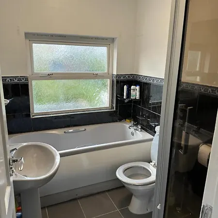 Cosy 3 Bedroom House, Sleeps 7 People In Birmingham Exterior photo