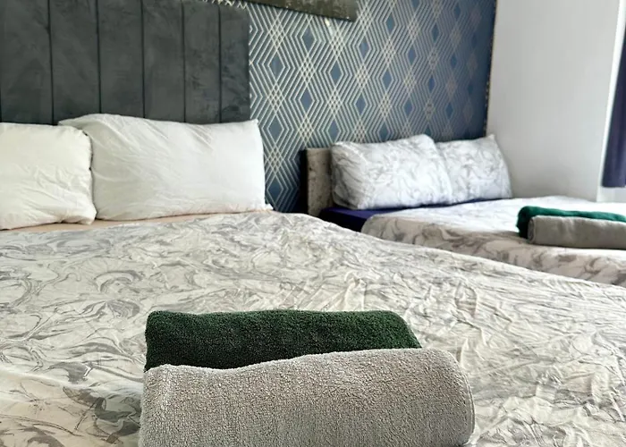 Cosy 3 Bedroom House, Sleeps 7 People In Birmingham