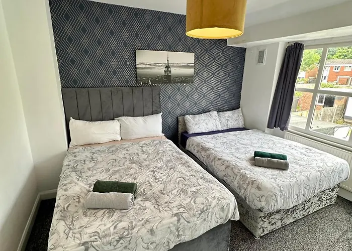 Cosy 3 Bedroom House, Sleeps 7 People In Birmingham